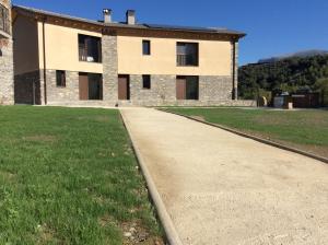 budynek z chodnikiem przed nim w obiekcie Huertas de Muro Turismo Rural w mieście Escalona