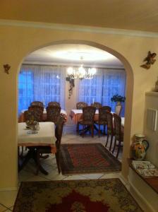 a dining room with a table and chairs in a room at Gästehaus Ullmannshof in Kirchheim am Neckar