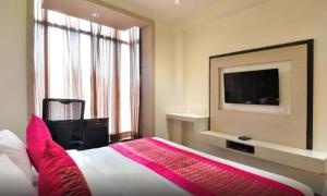 Cama ou camas em um quarto em Hotel Royal Grand - Opposite Axis Bank East Patel Nagar