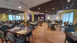 - une salle à manger avec des tables et des chaises dans l'établissement DOMITYS - Les Papillons d'Azur, à Saint-Quentin