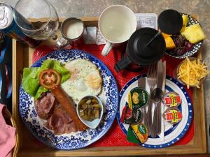 una bandeja con un plato de comida para el desayuno. en Mon-Ae Guesthouse, en Klerksdorp