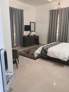 Postel nebo postele na pokoji v ubytování Aryaf Nizwa Hotel Apartments