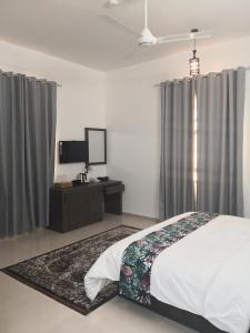 Postel nebo postele na pokoji v ubytování Aryaf Nizwa Hotel Apartments