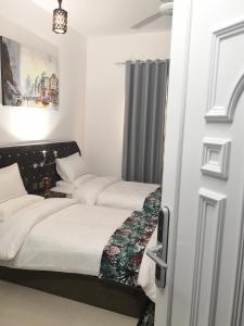 Postel nebo postele na pokoji v ubytování Aryaf Nizwa Hotel Apartments