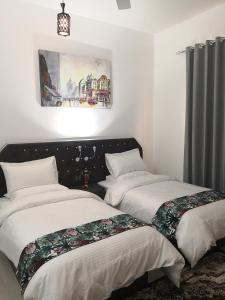 Postel nebo postele na pokoji v ubytování Aryaf Nizwa Hotel Apartments