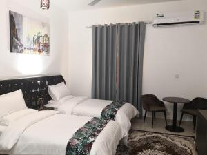 Postel nebo postele na pokoji v ubytování Aryaf Nizwa Hotel Apartments