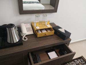 Příslušenství pro přípravu čaje a kávy v ubytování Aryaf Nizwa Hotel Apartments