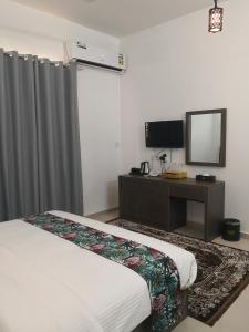 Postel nebo postele na pokoji v ubytování Aryaf Nizwa Hotel Apartments