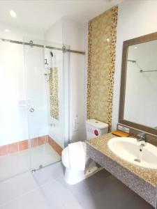 ein Bad mit einem Waschbecken, einer Dusche und einem WC in der Unterkunft Orchid Residence Suratthani in Surat Thani