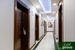 corridoio con porte in legno e pavimento piastrellato di Hotel Prova a Ulcinj