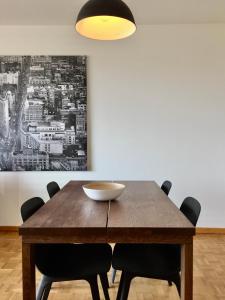 a dining room table with chairs and a bowl on it at Rustig appartement met zeezicht dicht bij het centrum in Ostend