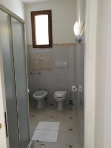 ein Bad mit einem WC und einem Fenster in der Unterkunft Amalfi Coast Sant'Elia in Furore