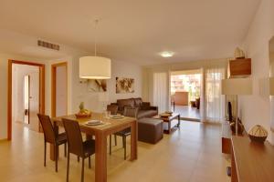 - un salon avec une table et un canapé dans l'établissement Ona Mar Menor - The Residences, à Torre-Pacheco