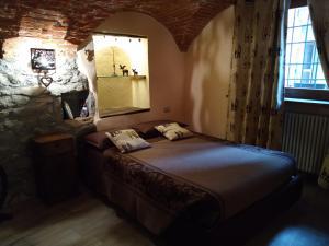 アオスタにあるMaison du Pont Romain - CIR 0055の窓付きの部屋にベッド付きのベッドルーム1室があります。