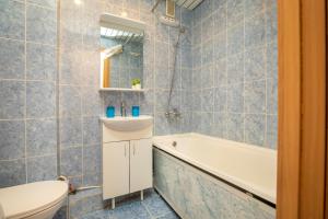 a bathroom with a tub and a sink and a toilet at Апартаменты Gorkiy House на Горького 152 in Nizhny Novgorod