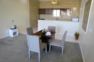 a kitchen and dining room with a table and chairs at Al Chaffa Chalets in Ţurayf