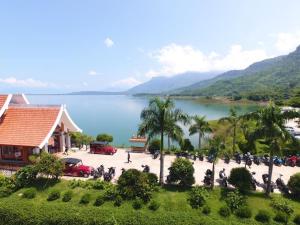vistas a un lago con gente en motocicleta en Dansavanh Namngum Resort, en Ban Keun