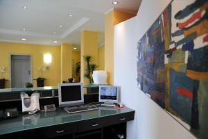 ein Büro mit einem Schreibtisch und einem Computer darauf in der Unterkunft Hotel Bulla Regia in Fontane Bianche