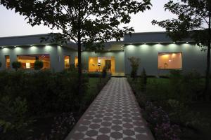 Shri Radha Brij Vasundhara Resort & Spa外面的花园