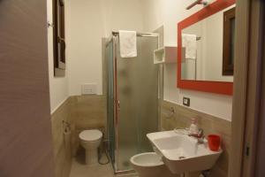 A bathroom at Il giardino dei tramonti