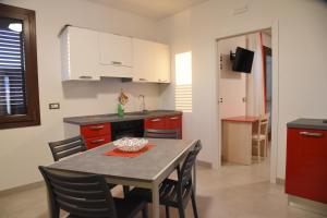 A kitchen or kitchenette at Il giardino dei tramonti