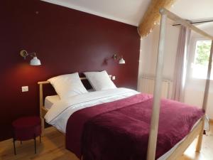 ヴァロンソルにあるL'auguste maison d'hôtesの赤い壁のベッドルーム1室