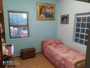 mała sypialnia z łóżkiem i oknem w obiekcie Casa Carlo w mieście Alghero