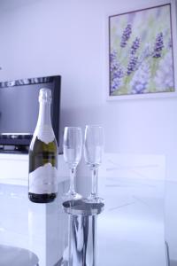 una botella de vino y dos copas de vino en una mesa en Mladena Apartment, en Split
