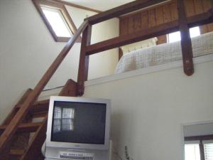 TV a/nebo společenská místnost v ubytování Moffett House Inn