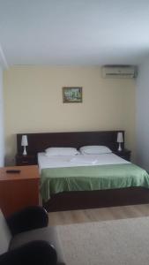 ジュピテルにあるHotel Cometaのベッドルーム1室(大型ベッド1台、緑の毛布付)