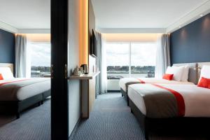 a hotel room with two beds and a window at Holiday Inn Express Amsterdam - North Riverside by IHG in Amsterdam