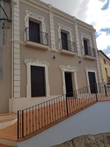 ein großes Gebäude mit Balkonen und einem Zaun in der Unterkunft Casa Rural Los Belloso in Alange