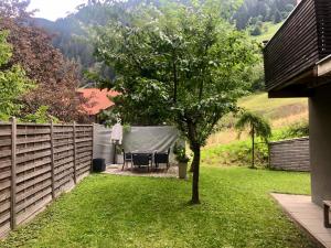 Ein Baum im Hof eines Hauses in der Unterkunft Apart Alps & Nature in See