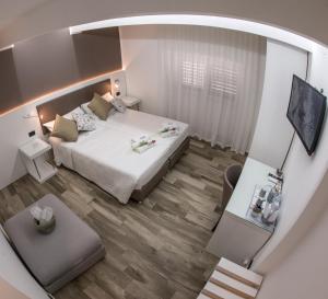 uma vista superior de um quarto com uma cama em Angel's Care B&B em Reggio di Calabria