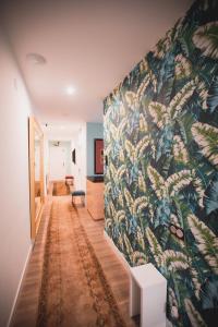un pasillo con una pared con papel pintado tropical en Central Roomss, en San Sebastián