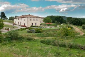 an old house in the middle of a field at Podere Le Olle B&B in Montegabbione