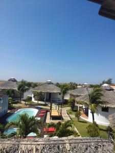 uma vista para o resort a partir da varanda em Residência Europa em Luis Correia