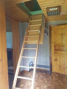Palanda nebo palandy na pokoji v ubytování Lillastugan Sätuna + 5 fotografií