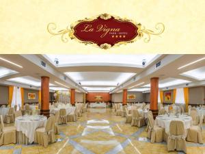 un salón de banquetes con mesas y sillas blancas en La Vigna Hotel, en Bonea