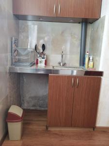 Kitchen o kitchenette sa Апартамент ДАНИ