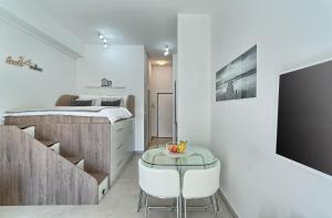 Posteľ alebo postele v izbe v ubytovaní Modern apartments with sea view 150 meters to beach
