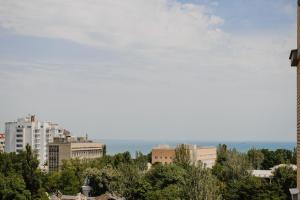 a view of a city with trees and buildings at К МОРЮ 5 мин! Французский бульвар 26 спальных мест 6 ! in Odesa