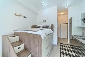 Posteľ alebo postele v izbe v ubytovaní Modern apartments with sea view 150 meters to beach