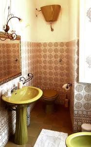 アニョーネにあるCasa San Francescoのバスルーム(緑のシンク、トイレ付)