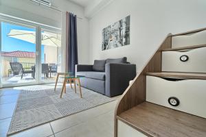 Posedenie v ubytovaní Modern apartments with sea view 150 meters to beach