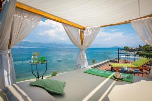 - une chambre avec un lit et une vue sur l'océan dans l'établissement Villa Arbanessa with Heated Pool, à Trogir