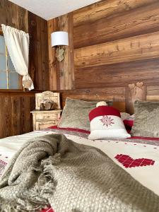 een slaapkamer met een bed met een deken erop bij Le Relais du Boucher in Gaby