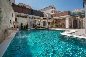 Bazén v ubytovaní Villa Arbanessa with Heated Pool alebo v jeho blízkosti