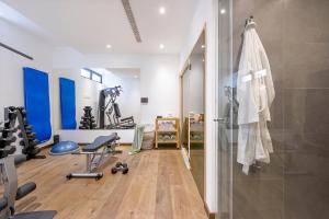 Habitación con gimnasio, ducha y espejo. en Eros Cyprus, en Ayia Napa