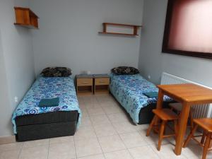 two beds in a small room at Trzy Korony Świecie in Świecie